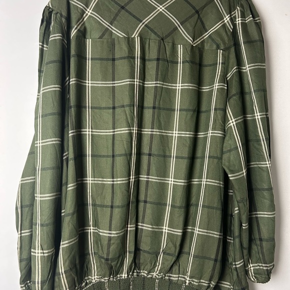 Avenue Green Boxy Button Down Shirt with Long Sleeves - Picture 8 of 10